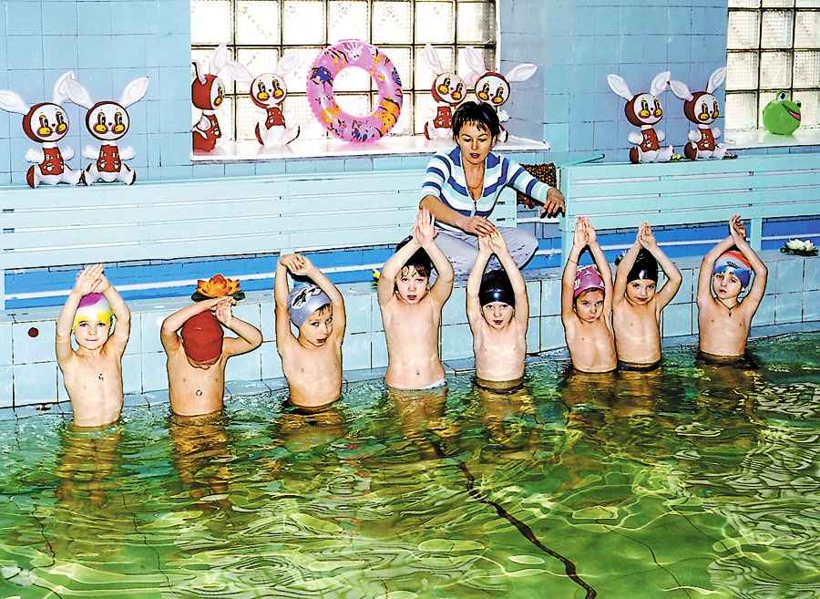 Вправи у плавальному басейні